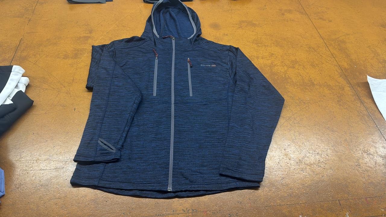 Campera técnica con capucha confeccionada en el taller